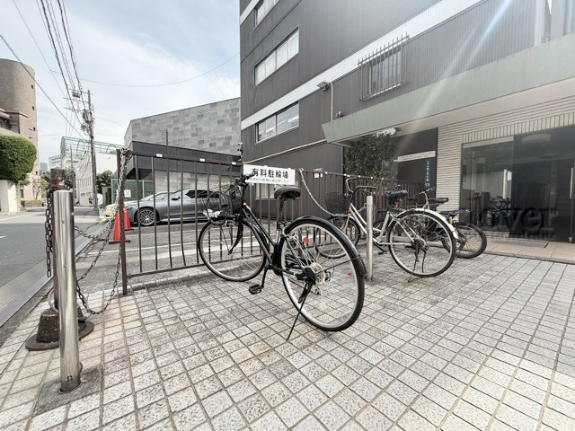 【駐輪場】 | 原宿第2コーポ | 自転車置き場。マンションの共用部にあたります。空きの有無や駐輪料金、各戸の台数制限などについては、改めてお問い合わせください。～即日のご見学可能～　お問合せはお気軽にどうぞ。