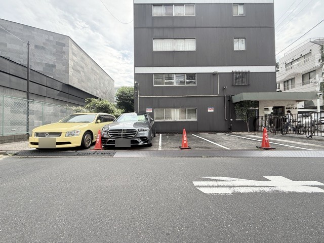 【駐車場】 | 原宿第2コーポ | マンションの駐車場スペース。空きの有無や駐車料金、サイズ規定などについては、改めてお問い合わせください。～即日のご見学可能～　お問合せはお気軽にどうぞ。