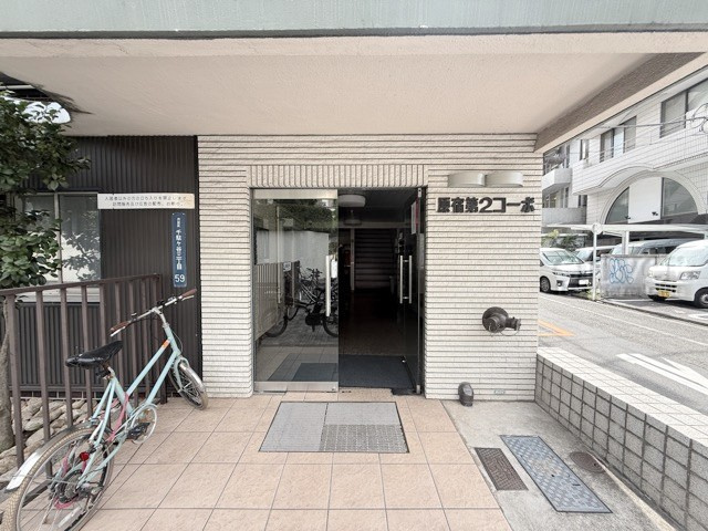 【エントランス】 | 原宿第2コーポ | お客様を、そして住人を出迎えてくれるマンションのエントランス。ゴミが落ちていないことからも、管理状態の良さや住民の節度の高さが見て取れます。～即日のご見学可能～　お問合せはお気軽にどうぞ。