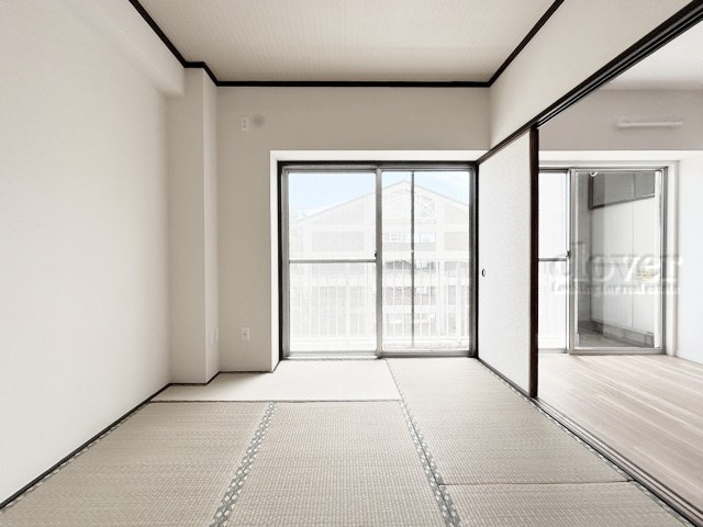 【和室】 | サンモール志村坂上 | 窓から明るい光が差し込む。ベッドを置いて個人居室にする場合は、多くの時間を過ごすことになる空間です。使い勝手や落ち着きを想像してください。～即日のご見学可能～　お問合せはお気軽にどうぞ。
