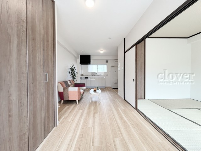 【居間・リビング】 | サンモール志村坂上 | くつろぎの空間であるLDKを、バルコニー側から写しました。明るく、そして奥行きのある様子をご確認ください。～即日のご見学可能～　お問合せはお気軽にどうぞ。
