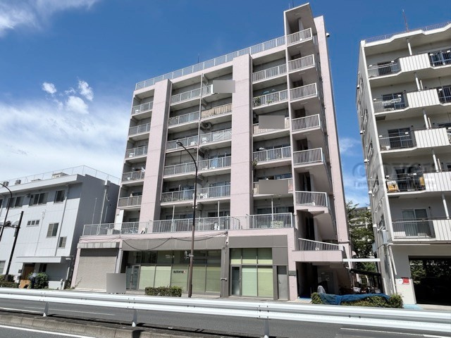 【外観】 | サンモール志村坂上 | 青空によく映える建物です。手入れの行き届いた外壁やマンション正面エントランスなど、綺麗な姿をぜひ一度、現地にてご覧ください。～即日のご見学可能～　お問合せはお気軽にどうぞ。
