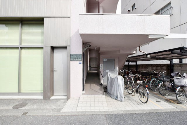 【エントランス】 | サンモール志村坂上 | お客様を、そして住人を出迎えてくれるマンションのエントランス。ゴミが落ちていないことからも、管理状態の良さや住民の節度の高さが見て取れます。～即日のご見学可能～　お問合せはお気軽にどうぞ。