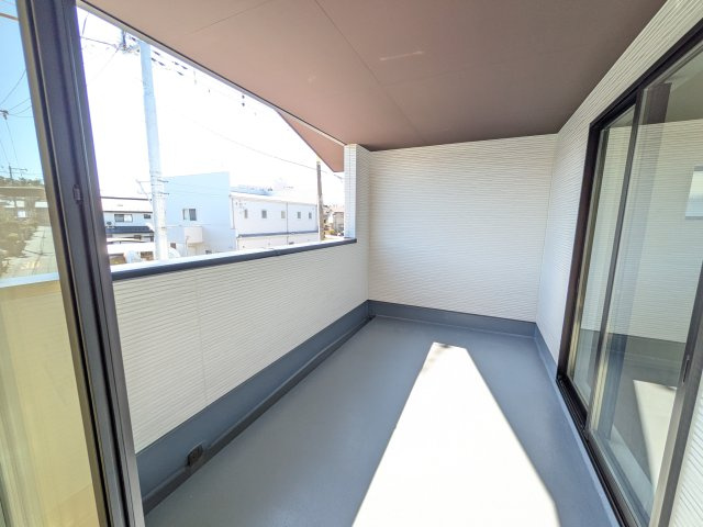 水戸市見川　3期　新築戸建て　2号棟のバルコニー|洗濯物も布団もまとめて干せるワイド設計。
広々としたワイドバルコニーで、家事の効率が上がり、日々の暮らしが快適になります。