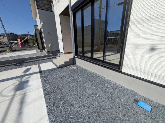 水戸市見川　3期　新築戸建て　2号棟の庭|リビングに明るい光を届ける広々とした南庭。
お子様の遊び場やペットのスペースとしても最適です。
室内外で心地よい暮らしが叶います。