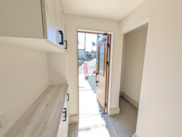 水戸市見川　3期　新築戸建て　2号棟の玄関|家族全員の靴がスッキリ片付く大容量シューズボックス完備。
お客様を気持ちよく迎えられる、明るく清潔感あふれる玄関です。