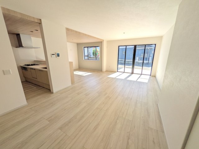 水戸市見川　3期　新築戸建て　2号棟の居間・リビング|居心地の良いデザインと機能性を両立。ご友人を招いたり、趣味を楽しんだり、様々なシーンで活躍する団らんの中心地です。