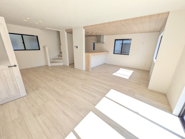 水戸市見川　3期　新築戸建て　2号棟の居間・リビング|家族の会話が自然と弾む、広々としたゆとりのLDK。南向きの窓からたっぷりの光が射し込む明るく快適な空間です。