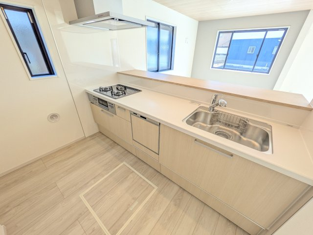 水戸市見川　3期　新築戸建て　2号棟のキッチン|料理がもっと楽しくなる広々としたワークトップ。お手入れしやすい素材を採用し、日々の掃除もラクラクこなせます。