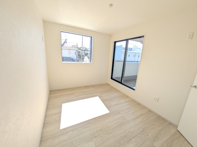 水戸市見川　3期　新築戸建て　2号棟の洋室|バルコニーに面した２面採光で明るく開放的な洋室です。
デザイン性の高いアクセントクロスで、落ち着いた雰囲気を演出。収納力たっぷりのWIC完備で、室内をすっきりと保てます♪