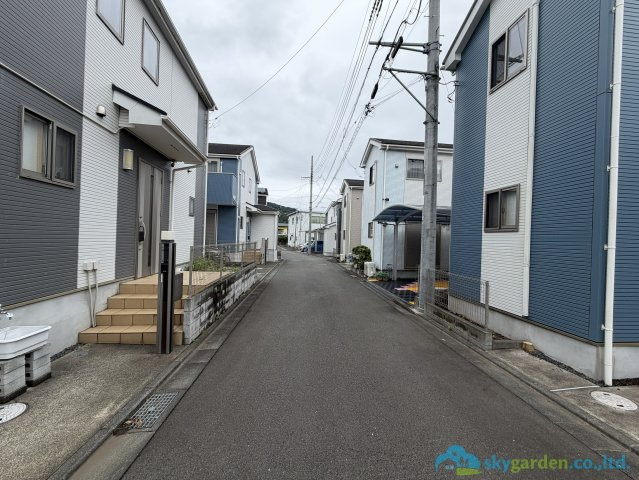 秦野市菩提　中古戸建の前面道路含む現地写真