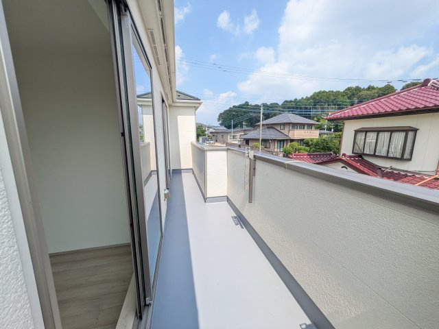 水戸市見川3丁目964番　新築戸建て　A号棟　のバルコニー|洗濯物も布団もまとめて干せるワイド設計。
広々としたワイドバルコニーで、家事の効率が上がり、日々の暮らしが快適になります。