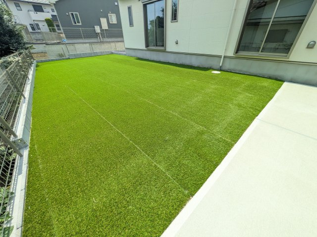 水戸市見川3丁目964番　新築戸建て　A号棟　の庭|リビングに明るい光を届ける南庭。
お子様の遊び場やペットのスペースとしても最適です。
室内外で心地よい暮らしが叶います。