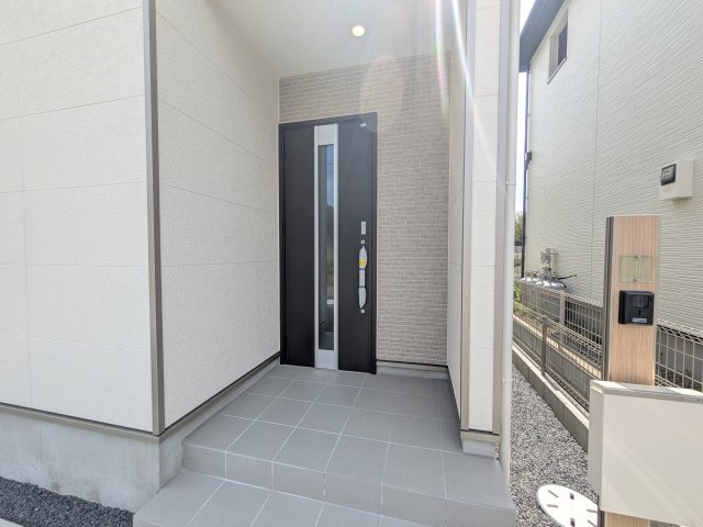 水戸市見川3丁目964番　新築戸建て　A号棟　の玄関|お洒落な玄関ドアと洗練された外壁デザイン。家の顔にふさわしい上質な佇まいで、ご家族やお客様を迎えます。