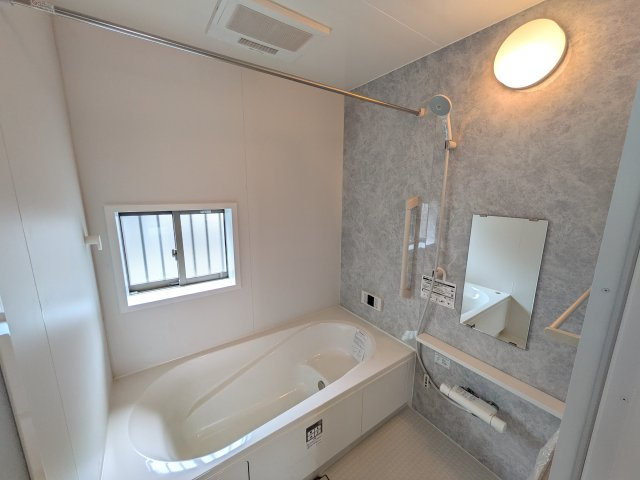 水戸市見川3丁目964番　新築戸建て　A号棟　の浴室|1坪タイプのゆったりとしたバスルームは浴室暖房換気乾燥機付きで、どんな季節でも快適なバスタイムを満喫出来ます♪
窓付きで明るく開放的なところも良いですね！