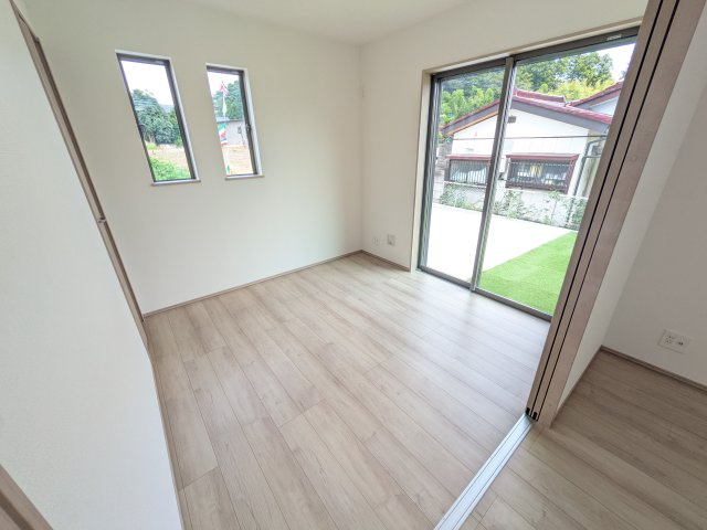水戸市見川3丁目964番　新築戸建て　A号棟　の洋室|リビングと繋がる多目的スペース。引き戸を開ければ広々LDK、閉じれば客間や書斎、お子様の遊び場に早変わりします。