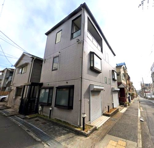 中央区熊内橋通5丁目の外観|角地の中古一戸建ては他の建物との隣接面が少ないので開放感があります
