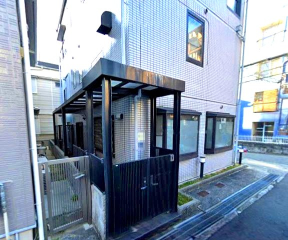中央区熊内橋通5丁目の玄関|ゆとりを感じさせる上質で明るい空間が住まう人や訪れる人を心地よく迎え入れてくれます。
