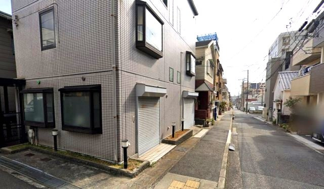 中央区熊内橋通5丁目の前面道路含む現地写真|西側前道は陽当たり・風通しが良い幅員6.4ｍ
