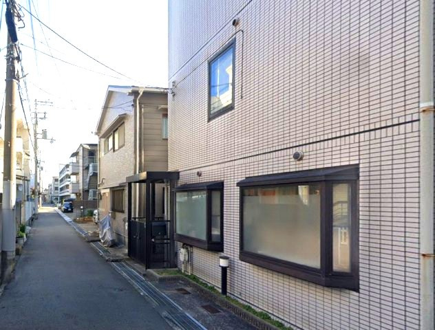 中央区熊内橋通5丁目の内装|出窓のついた明るい　1階倉庫