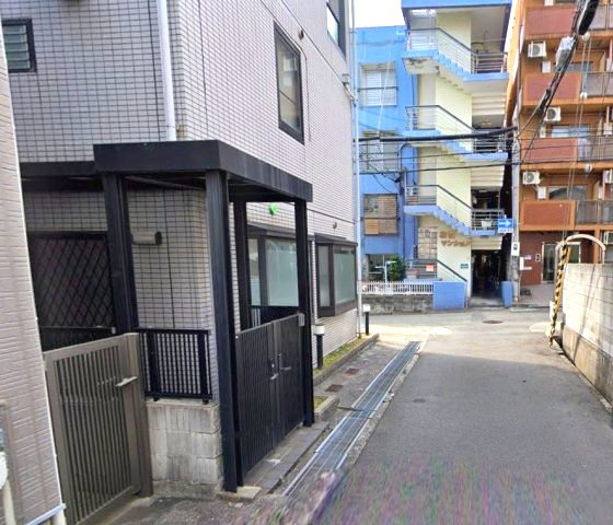 中央区熊内橋通5丁目の玄関|玄関へのアプローチ。居住者の帰り、訪れる方を優しく迎える。プライバシー＆防犯面・独立性を高める門扉
