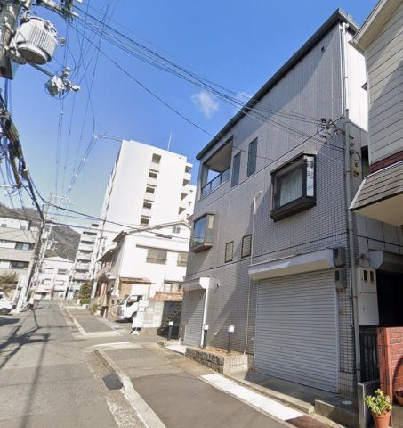 中央区熊内橋通5丁目の前面道路含む現地写真|地下鉄西神山手線新神戸駅・阪急線春日野道駅が徒歩圏。将来のお子様の通学も視野に入れると各方面アクセスがいい住居は日々の生活を助けてくれますね。

