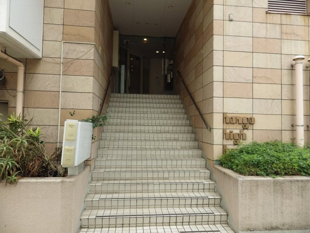 本郷ハイホームのエントランス