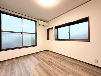 【洋室】 | ◆泉区岡津町　中古戸建◆ | ◆二面採光で、陽差しを長時間受ける事が出来る暖かい室内です。もちろんペアガラスなので、遮音性にも優れ、結露も発生しにくい構造。サッシ周りのカビが発生しにくくなります。