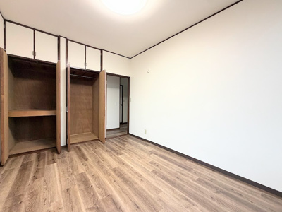 【洋室】 | ◆泉区岡津町　中古戸建◆ | ◆室内はいつも明るい印象なので気持ちの良い朝を迎えられます。各部屋にはクローゼットを完備しており、収納が多いお家はすっきりして快適空間です。