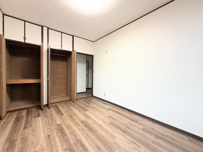 【洋室】 | ◆泉区岡津町　中古戸建◆ | ◆室内はいつも明るい印象なので気持ちの良い朝を迎えられます。各部屋にはクローゼットを完備しており、収納が多いお家はすっきりして快適空間です。