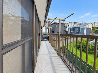 【バルコニー】 | ◆泉区岡津町　中古戸建◆ | ◆気持ちのいい空が見渡せる広いバルコニー。爽やかな風を感じて、心躍る素敵な暮らしがはじまります。通風・採光にも優れ、心地よい光と風があふれています。