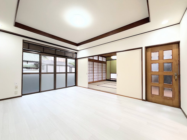 【居間・リビング】 | ◆泉区岡津町　中古戸建◆ | ◆家族で食卓を囲むダイニングスペースと、ソファでゆったりくつろぐリビングスペースがしっかり区切られているので家具の配置や用途を使いわけしやすいです。