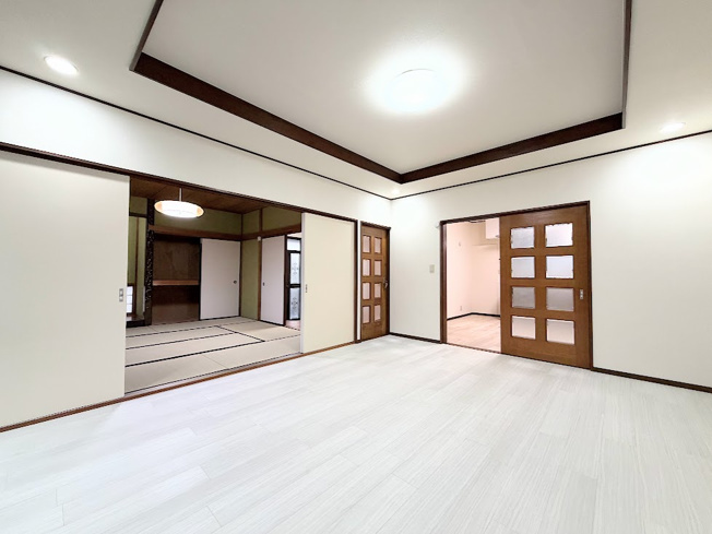 【居間・リビング】 | ◆泉区岡津町　中古戸建◆ | ◆ご家族の会話がはずむ、開放的なＬＤＫです。休日はお陽さまの光をたっぷりととりこめるぽかぽかリビングで過ごしませんか？