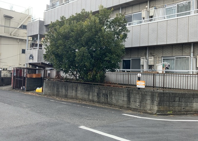 【庭】 | サンアベニューめじろ台 | 物件によっては、入居者が個人的に使用できる専用庭がついているものもあります。また、住宅の中にある土間の部分を庭と呼ぶこともあります。庭の用途は住む人によって変わり、それによってデザインもさまざまです。