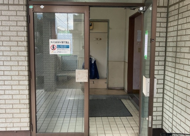 【エントランス】 | サンアベニューめじろ台 | マンションのエントランスには、もともと風よけや防犯の役割がありますが、マンションによって宅配ボックスなどの設備が備わっている所もあります。日々の生活をイメージしながら生活しやすさをチェックしましょう。