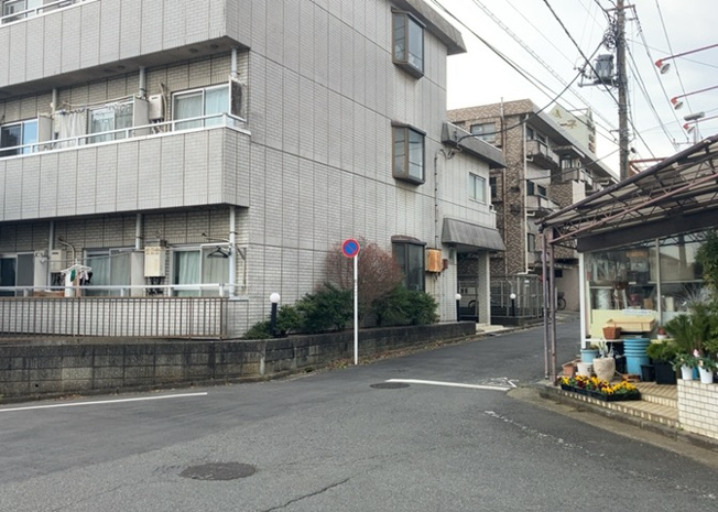 【現況写真】 | サンアベニューめじろ台 | 景色重視でお家選ぶをするとスーパーが遠い！学校が遠い！など生活をするうえで利便性で困ることもあります。まず一度現地を見学する際に、周辺の施設などがあるかを確認し、暮らし始めた後のことを想像しましょう。
