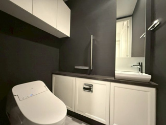 【トイレ】 | グラングリーン大阪 THE NORTH RESIDENCE | 【トイレ】手洗いカウンター完備で衛生的！ホテルライクな内装で、お洒落なインテリアも映えます☆