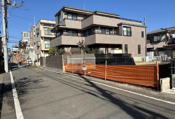 敷地面積61坪　売地　川越市稲荷町の前面道路含む現地写真|南西側公道６ｍ、10.9ｍ接道！お車の出し入れ等もラクラクです♪