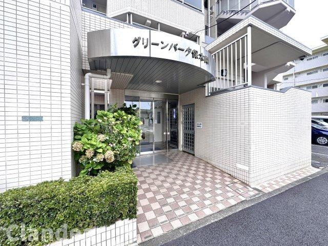 グリーンパーク保木間のエントランス|ドキドキの新生活も、安心してスタート。ぴったりの住まいを見つけませんか？クランディアが一緒に住まい選びをサポートします‼　まずは、お気軽にお問合せください　＃クランディア