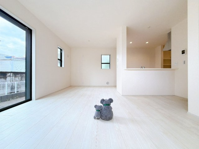 【居間・リビング】 | 高崎市中豊岡町　新築住宅 | ≪LDK≫
陽当りも良いリビング。
光が差し込む明るい空間はいつもの時間をより特別に…穏やかなひと時を一層充実した時間へ変えてくれます。