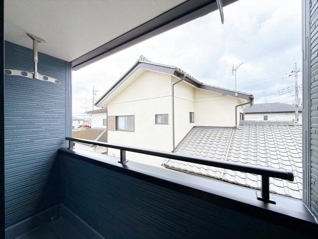 【バルコニー】 | 高崎市中豊岡町　新築住宅 | 日当たりの良いバルコニーで毎日の暮らしに明るさとゆとりを。洗濯物もよく乾き、季節の移ろいを感じながら過ごせます。