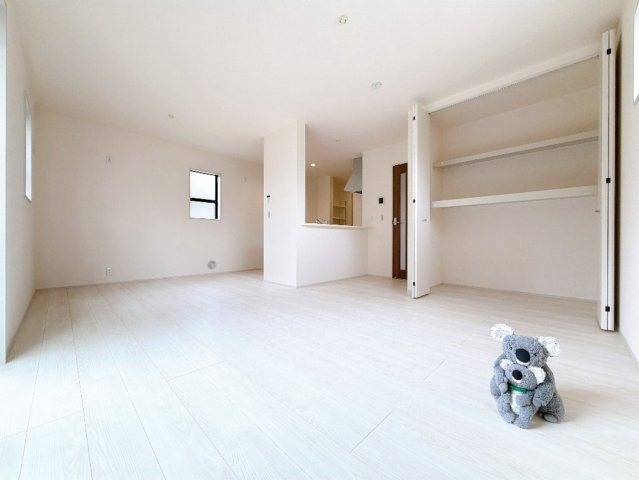 【居間・リビング】 | 高崎市中豊岡町　新築住宅 | LDKにも大容量の収納があり、掃除道具や季節家電なども収納できます♪