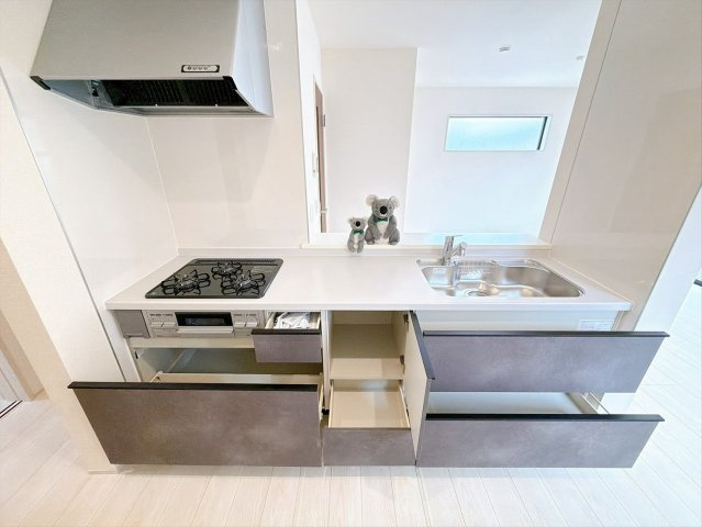 【キッチン】 | 高崎市中豊岡町　新築住宅 | 収納たっぷりのシステムキッチン。
調理器具や調味料などまとめて収納できます。
