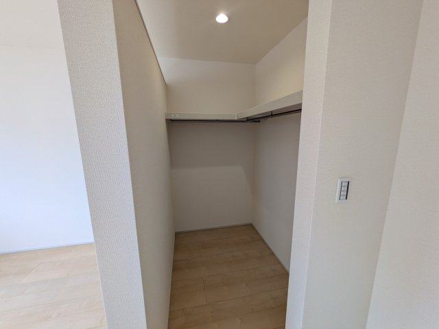 水戸市堀町23　新築戸建の収納|衣類や季節ものバッグ、帽子などの小物もまとめて収納できる広々としたウォークインクローゼット♪