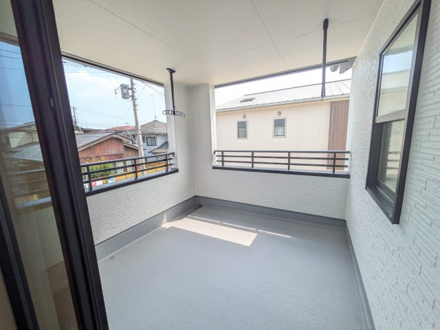 水戸市堀町23　新築戸建のバルコニー|広々としたワイドバルコニーは、日当たり良好で毎日の洗濯物干しに最適です。