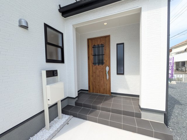 水戸市堀町23　新築戸建の玄関|お洒落な玄関ドアと洗練された外壁デザイン。家の顔にふさわしい上質な佇まいで、ご家族やお客様を迎えます。