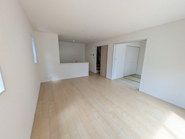 水戸市堀町23　新築戸建の居間・リビング|南向きで明るく陽当たりの良いリビングです♪