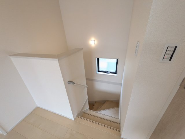 水戸市堀町23　新築戸建の内装|窓付きで明るい階段は、手すり付きでお子様からご年配の方まで安心して上り下りができます♪