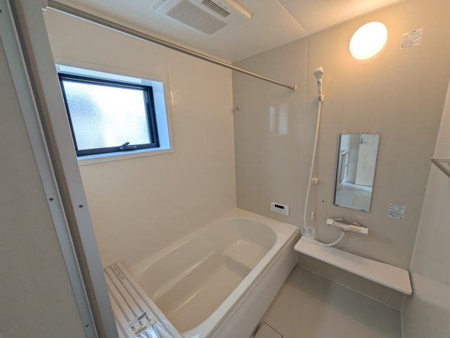 水戸市堀町23　新築戸建の浴室|1坪タイプのゆったりとしたバスルームは浴室暖房換気乾燥機付きで、どんな季節でも快適なバスタイムを満喫出来ます♪
窓付きで明るく開放的なところも良いですね！
