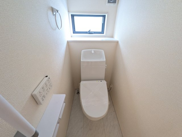 水戸市堀町23　新築戸建のトイレ|窓付きで明るく白を基調とした清潔感のあるトイレは温水洗浄便座付きです♪
